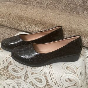 Black patten textured wedges